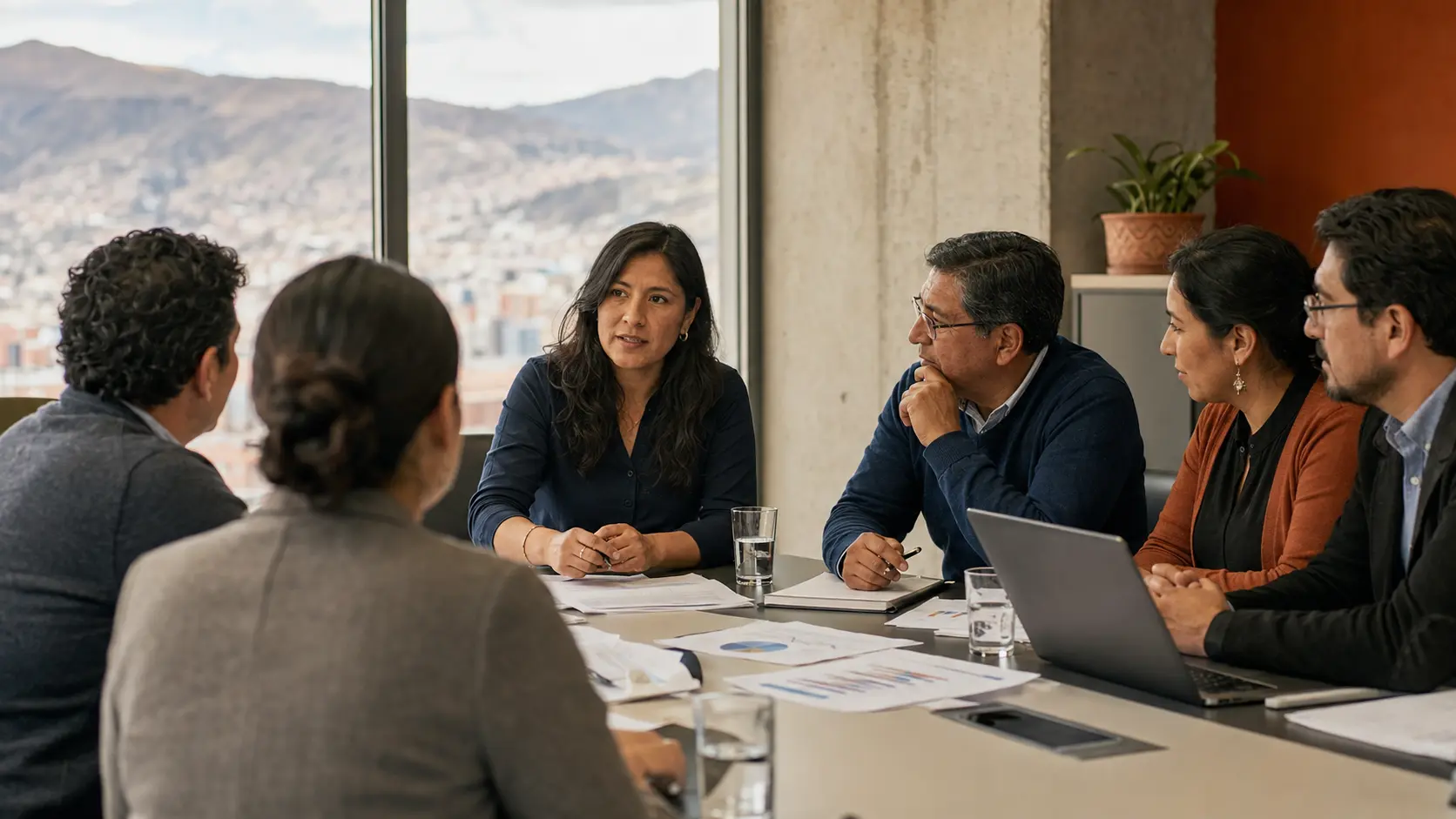 Equipo diverso de profesionales bolivianos en una reunión de estrategia