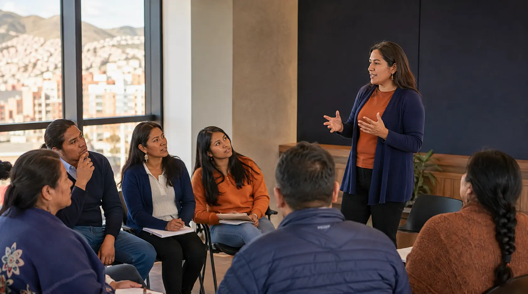 Capacitación de comunicación política con participantes bolivianos